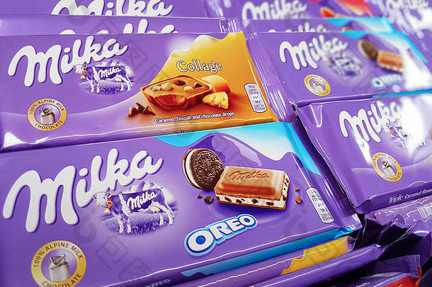 新增功能萨茨波兰6月米尔卡巧克力商店货架上出售特易购超市米尔卡瑞士品牌巧克力糖果