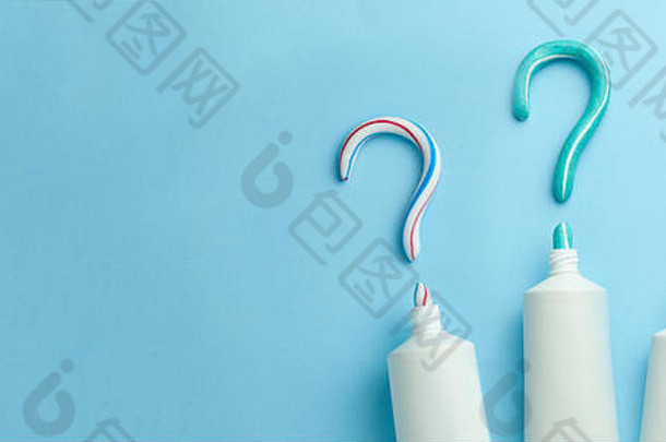 问题马克牙膏概念选择好牙膏牙齿美白管彩色的牙膏蓝色的背景复制空间文本
