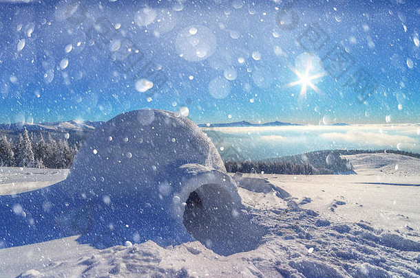 真正的雪冰屋房子冬天喀尔巴阡山脉的山白雪覆盖的冷杉背景圣诞节假期明信片拼贴画景深散景光后处理效果