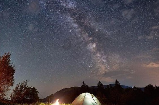 晚上野营山夏天照亮旅游帐篷篝火难以置信的晚上天空完整的星星乳白色的美自然
