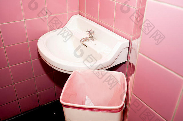 粉红色的现代浴室