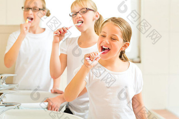 女孩刷牙牙齿浴室
