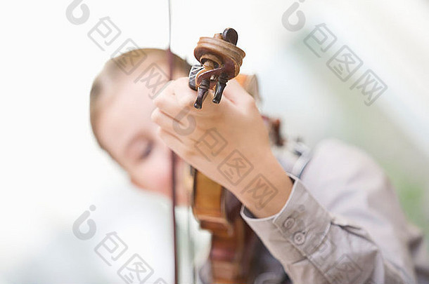 年轻的女孩玩小提琴