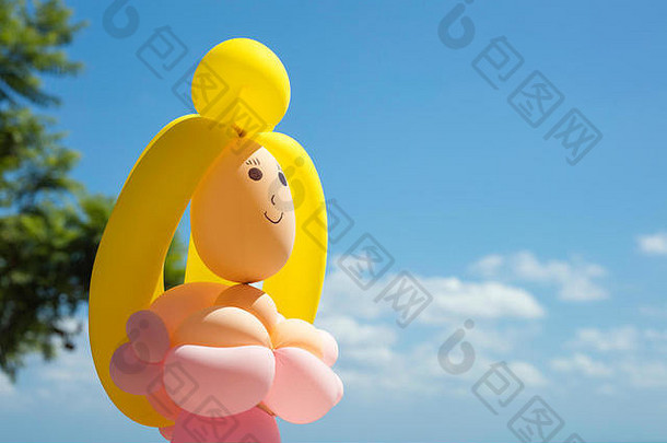 细节气球形状女娃娃微笑天空
