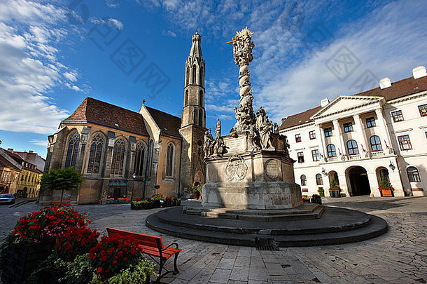 神圣的三一雕像山羊的教堂凯奇克templom广场fő有saken匈牙利