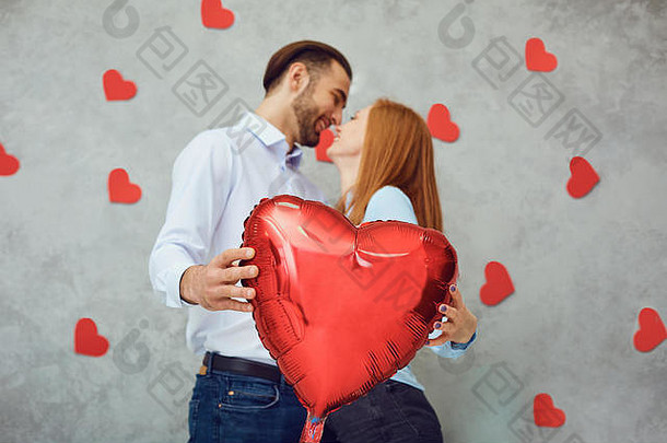 夫妇红色的心气球灰色的背景