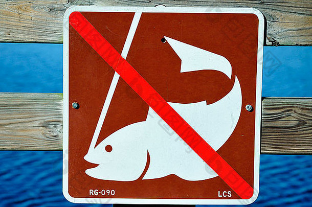 钓鱼标志野生动物查看码头