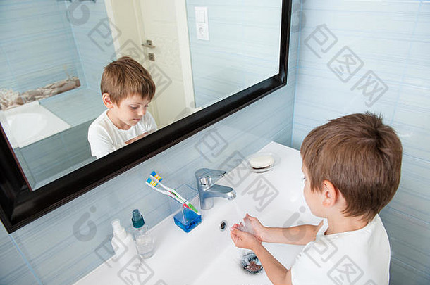 健康的孩子洗手蓝色的浴室