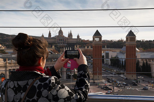 女人采取照片移动电话广场西班牙巴塞罗那