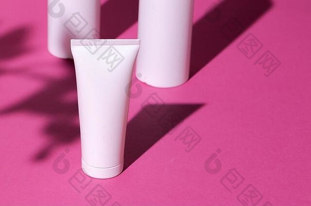 护肤品产品容器明亮的粉红色的背景