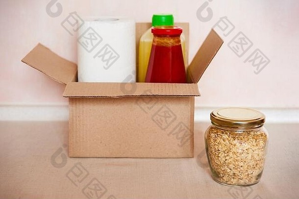 捐赠盒子厨房表格食物交付概念玻璃Jar谷物盒子捐赠食物