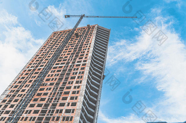建设高层建筑炮塔回转起重机城市白天蓝色的天空