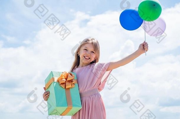 孩子气球娱乐生日概念自由孩子聚会，派对气球礼物盒子孩子有趣的国际儿童一天快乐童年