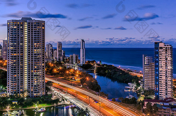 晚上景观显示高上升建筑海滩海洋黄金海岸昆士兰澳大利亚