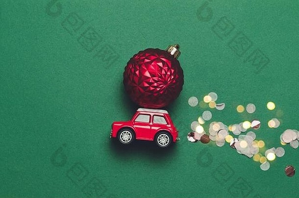 现代圣诞节作文红色的玩具车圣诞节球罩闪光糖果绿色背景compise平躺我