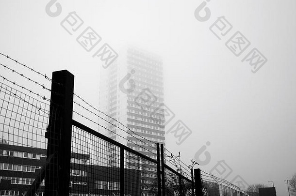 高上升公寓消失雾有倒钩的线栅栏