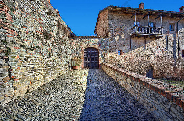 狭窄的石头铺街古老的墙房子小镇塞拉伦加d阿尔巴北部意大利