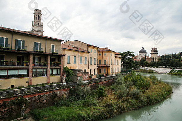 城市景观古老的小镇维罗纳意大利河阿迪杰房子河岸