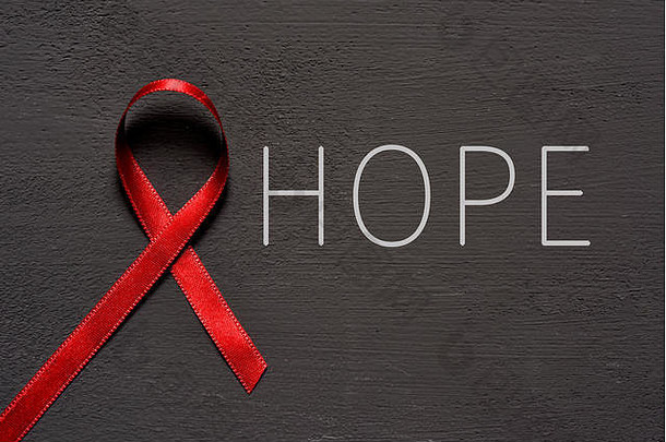 红色的丝带战斗艾滋病词希望黑暗灰色的表面