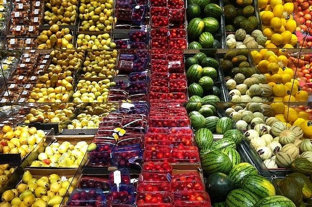 水果蔬菜显示给错觉深度的角度来看镜子