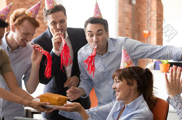 办公室员工人聚会，派对帽子祝贺快乐女的同事