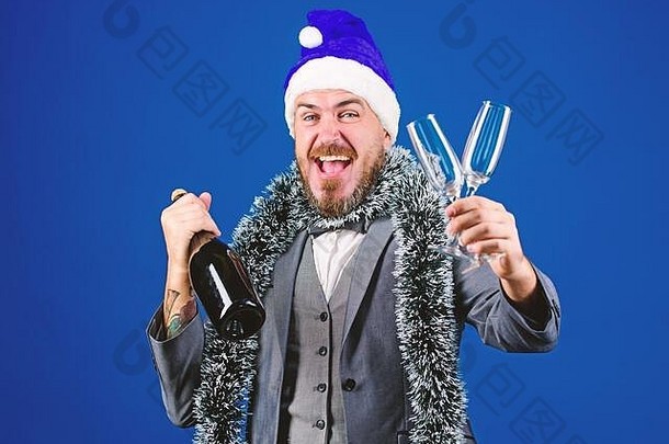 圣诞节聚会，派对组织者老板俗丽的准备好了<strong>庆</strong>祝一<strong>年企业</strong>聚会，派对的想法员工爱男人。有胡子的快乐的赶时髦的人圣诞老人持有香槟眼镜<strong>企业</strong>圣诞节聚会，派对