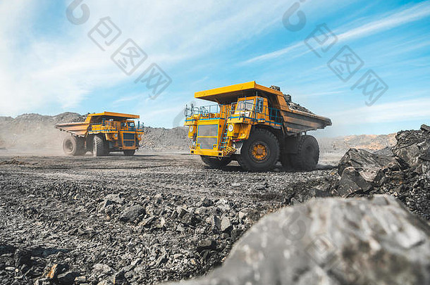 大采石场转储卡车加载岩石自动倾卸车加载煤炭身体卡车生产矿物质矿业卡车矿业机械