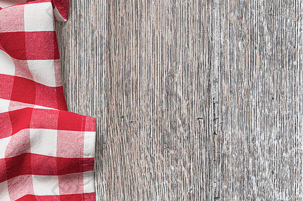 粗糙的木厨房表格红色的野餐布背景