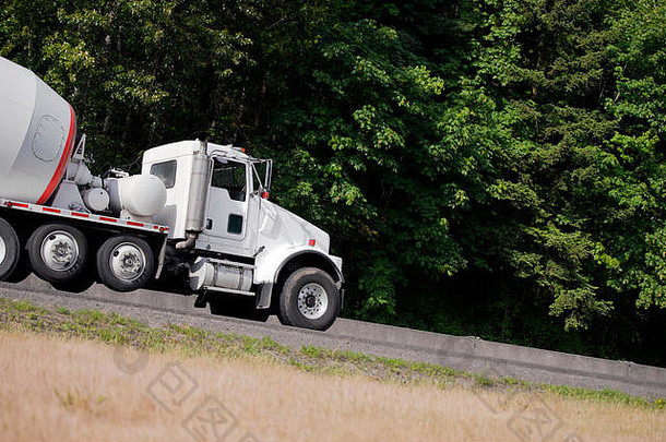 建设公司积极钻井平台半卡车运输建设材料包括混凝土半卡车装备轮渡