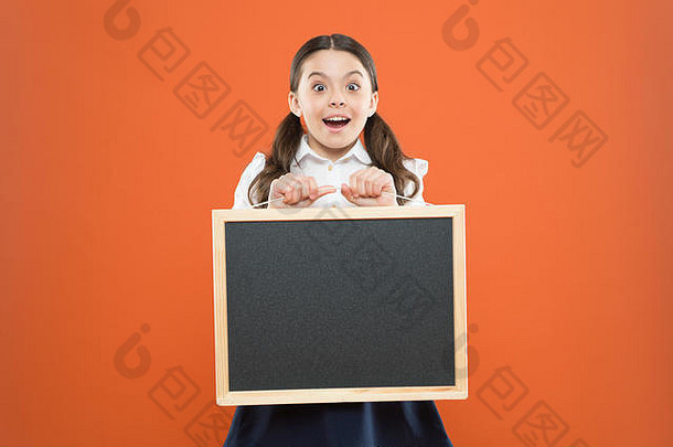 学生评级快乐老师一天9月小女孩演示公告快乐小学校女孩黑板黑板上复制空间信息写hometask回来学校