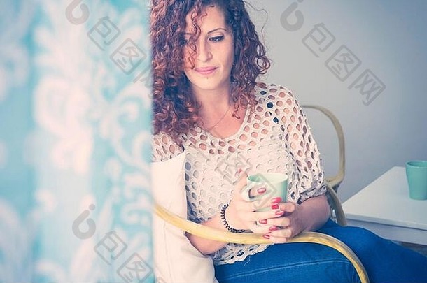 孤独的高加索人年轻的女人伤心首页杯茶咖啡坐椅子窗口