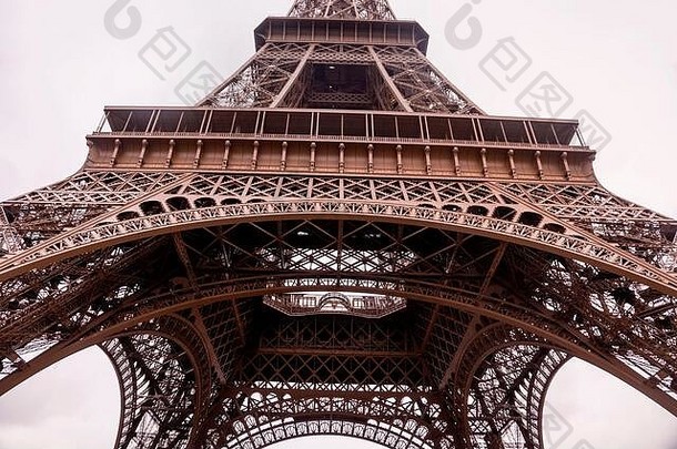 古斯塔夫埃菲尔铁塔刻塔的名字法国科学家们工程师数学家荣誉贡献塔