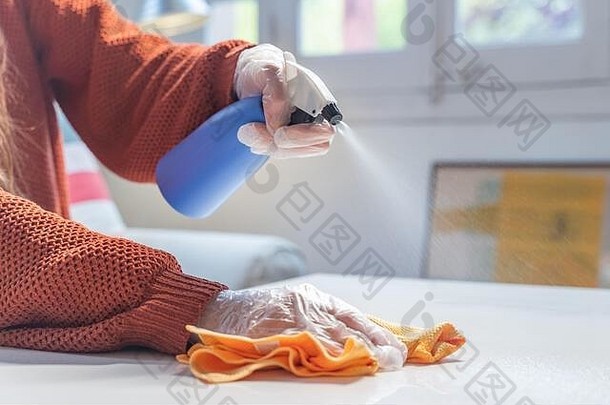 冠状病毒女人脸面具橡胶手套清洁工作空间消毒液首页冠状病毒疫情预防