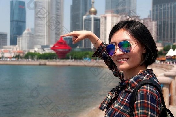中国人女人旅行城市青岛模糊背景阳光明媚的一天山东省中国
