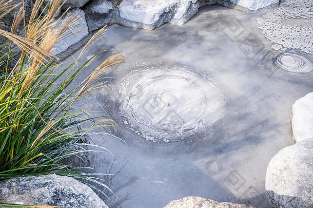 oniishibozu地狱鬼岩石和尚地狱池塘秋天著名的自然热弹簧的观点代表地狱