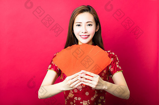 快乐中国人一年年轻的女人红色的信封