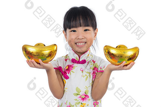 亚洲中国人女孩穿旗袍持有黄金锭问候中国人一年孤立的白色背景