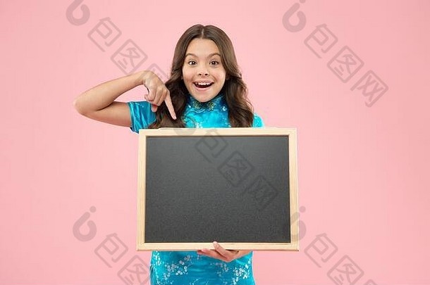 文本黑板上广告文本复制空间快乐女孩持有黑板上粉红色的背景快乐的孩子持有广告董事会学童黑板上教训