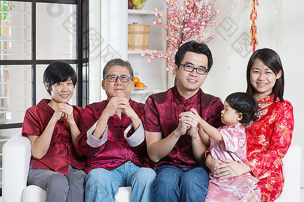 庆祝中国人一年快乐亚洲多一代又一代家庭红色的旗袍团聚问候首页