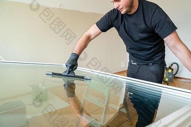专业更清洁的清洁刷刮板清洁大公寓窗口