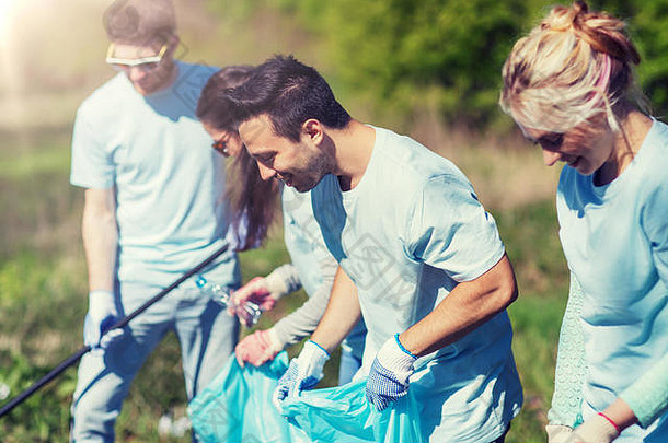 志愿者垃圾袋清洁公园区域