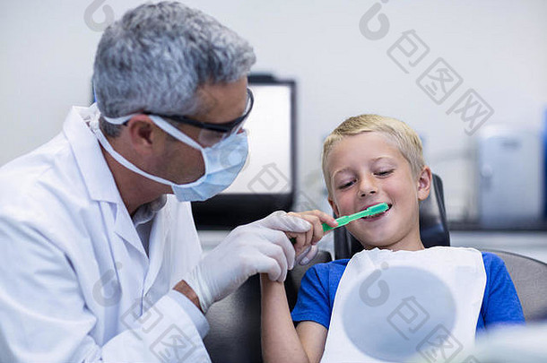 牙医刷牙年轻的病人牙齿