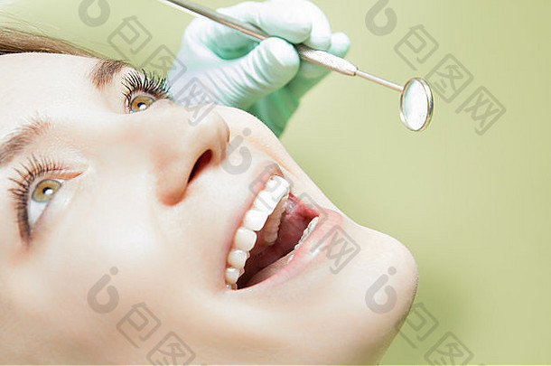 年轻的女人牙齿关闭牙医检查