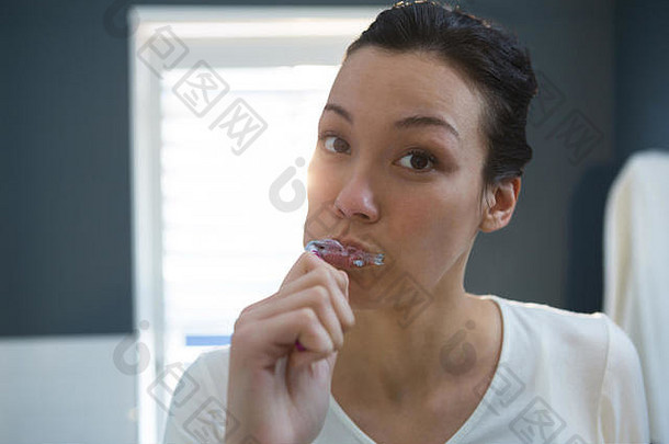 女人刷牙牙齿浴室