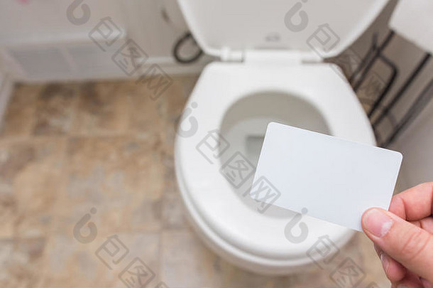 持有空白卡信贷卡会员卡优惠券司机许可证厕所。。。明亮的清洁金融概念