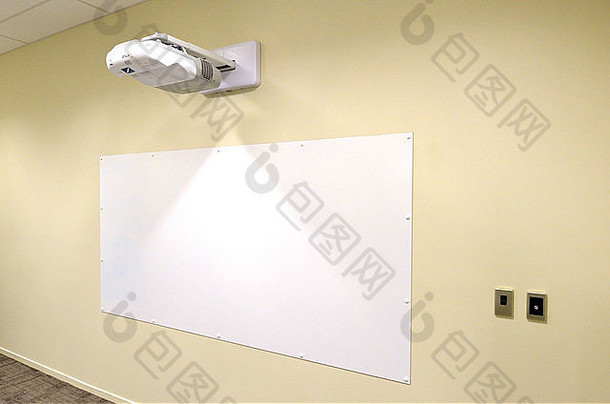 投影屏幕视频图像投影仪挂墙会议房间概念照片业务工作场所复制空间