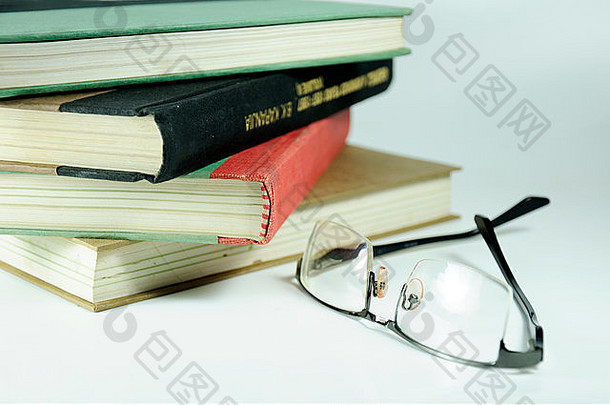 桩书一对眼镜象征着概念阅读习惯