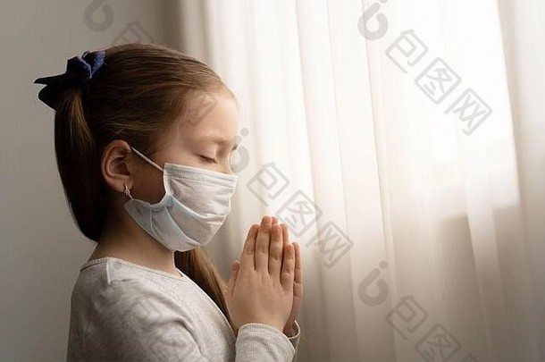 女孩祈祷早....一天自由世界电晕病毒