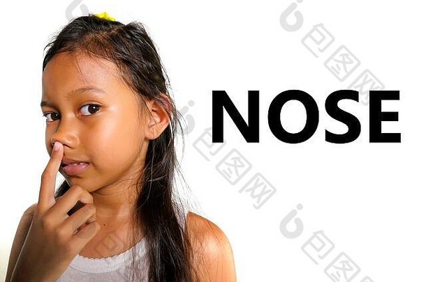 英语学习身体脸部分学校卡美丽的快乐亚洲孩子指出鼻子微笑快乐的使有趣的孤立的白色