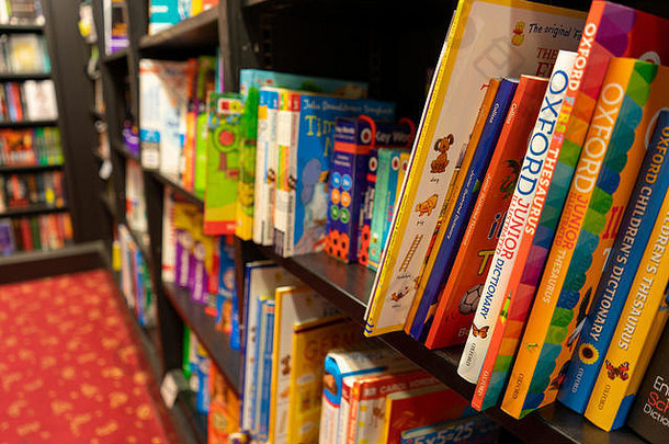 孩子们的书出售货架上书商店书商店